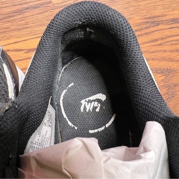 Nike women’s Air Max Excee sneakers in black and white size 8.5 - Picture 5 of 16